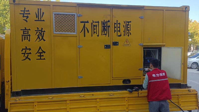 吉木萨尔柴油发电机组和UPS电源配合使用时，如何避免切换过程中的电力中断？